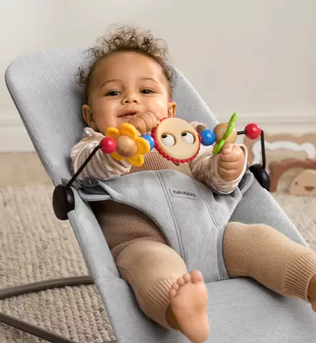 BabyBjörn_sitterin_lelukaari_puinen_värikäs_wauva - Sitterit ja keinut - 080500 - 1