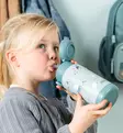 Done by Deer Lasten termospullo pillillä, 340 ml tiny farm blue wauva - Lasten mukit, nokkamukit ja pillimukit - 1061122 - 1
