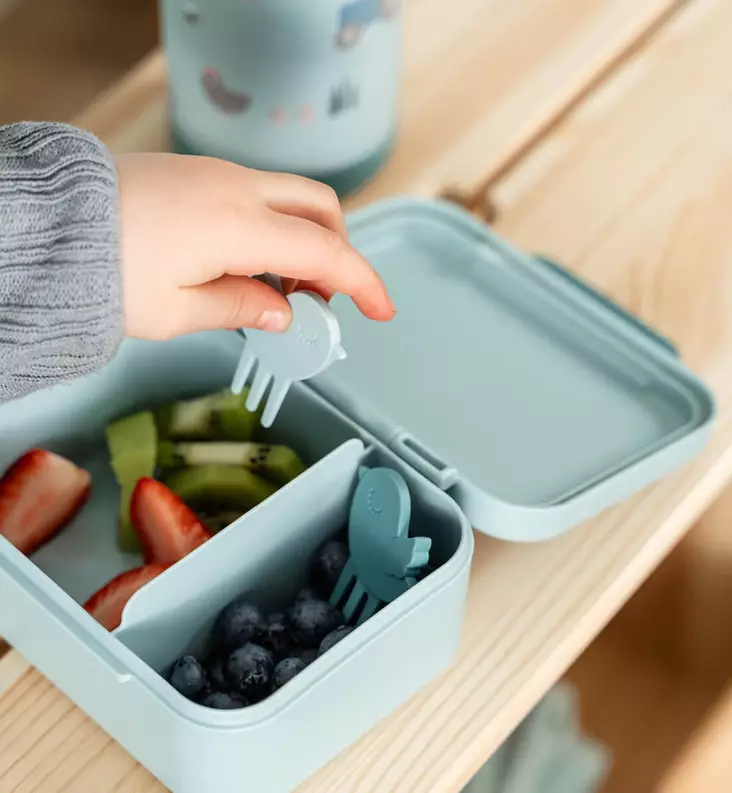 Done by Deer Lasten Lokerollinen Eväsrasia pikkuhaarukoilla tiny farm blue wauva - Lasten eväsrasiat - 1266622 - 1