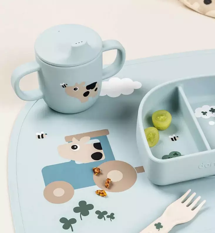 Done by Deer Nokkamuki kahvoilla tiny farm blue wauva - Lasten mukit, nokkamukit ja pillimukit - 1469612 - 1