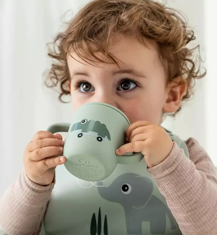 Done by Deer Nokkamuki kahvoilla playground green wauva - Lasten mukit, nokkamukit ja pillimukit - 1469623 - 1