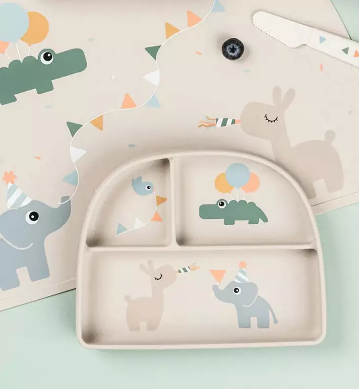 Done by Deer Lasten Silikoninen Lokerolautanen imukupilla celebration sand wauva - Lasten imukuppilautaset - 1769639 - 1