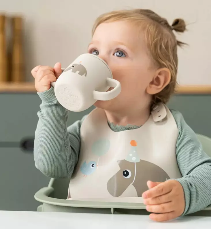 Done by Deer Silikoninen ruokalappu kaukalolla celebration sand wauva - Ruokalaput - 1359539 - 1