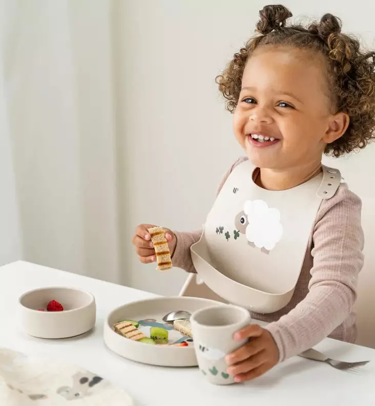 Done by Deer Stick&Stay Imukupillinen Lasten Astiasetti tiny farm sand wauva - Lasten imukuppilautaset - 1569869 - 1