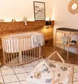 Stokke Sleepi Mini V3 Pinnasänky All-in-One Starttipaketti Reunapehmuste, Suojalakana, Muotolakana, Katosverho, Verhotanko, Jatkopalat Wauva Natural - Pinnasängyt ja kehdot - 591301-PSJ - 8