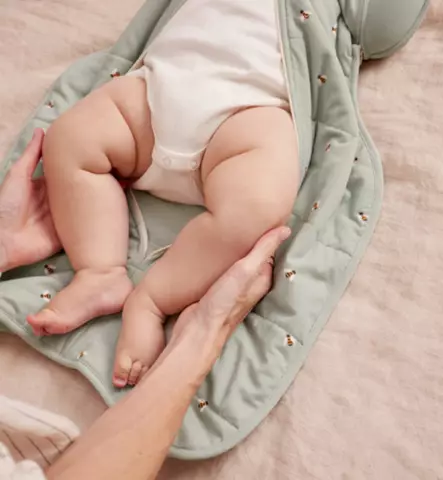 Love to Dream Swaddle Up Kapalopussi olive bee wauva - Unipesät, unipussit ja kapalot - L20_29_346_OLV_M - 2