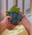 Oli&Carol mustikka purulelu kylpylelu ekologinen eettinen wauva - Purulelut - L-BLUEBERRY-UNIT - 2