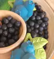 Oli&Carol mustikka purulelu kylpylelu ekologinen eettinen wauva - Purulelut - L-BLUEBERRY-UNIT - 4